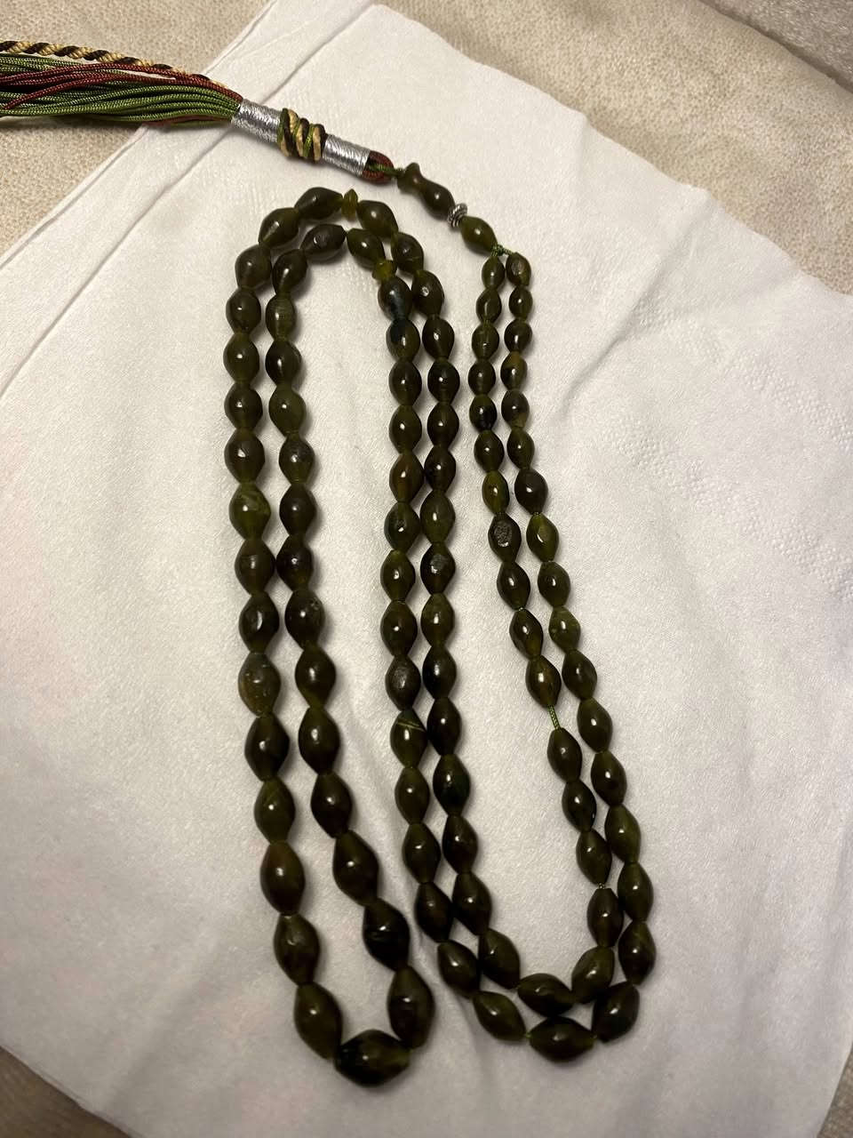 اللهم صل على محمد وآل محمد ( لطلب الاخوة ) 
مسباح من البازهر  ( شاه مقصود ) الافغاني الطبيعي 
خام زيتي لون زيتوني مسباح ( قديم ) 
طول المسابح 40cm مسباح 101 

للاستفسار خاص او واتساب *********** ☎️
توصيل جميع محافظات العراق 🚘
