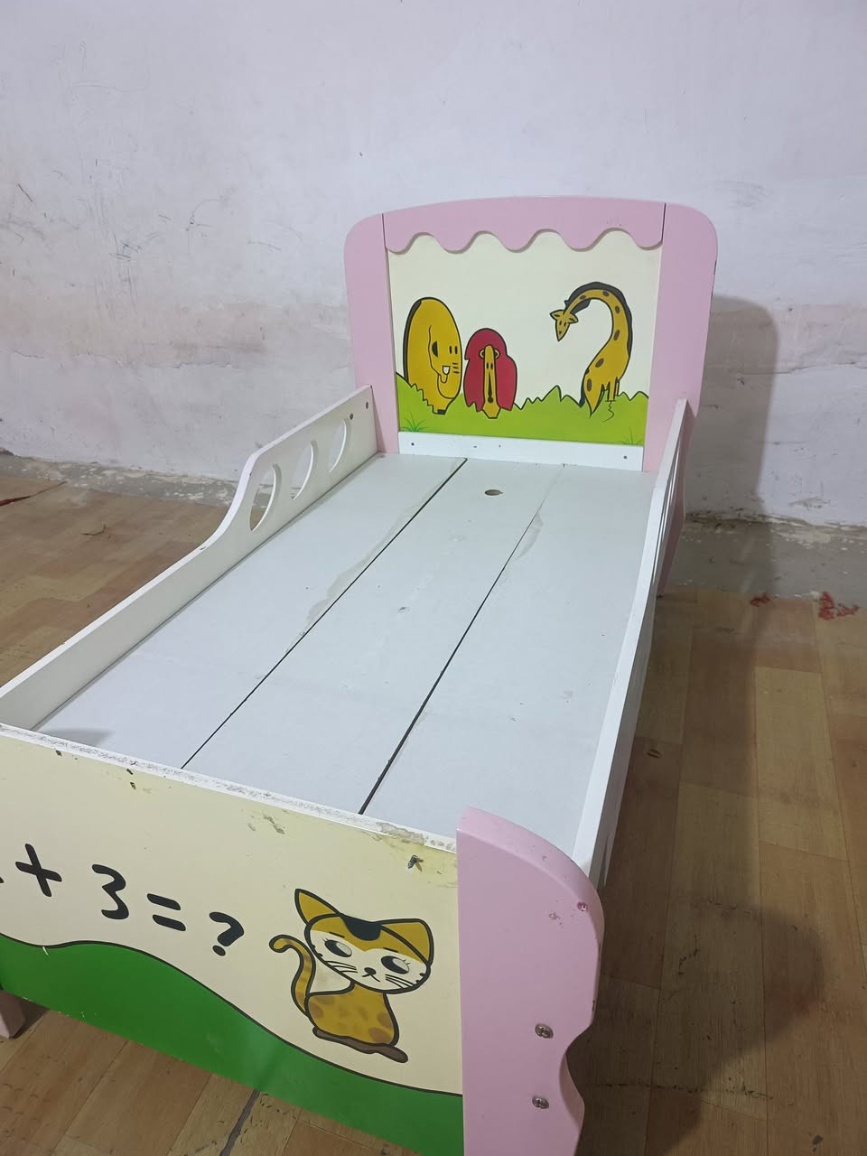 جرباية اطفال نضيفة مع ملحقاتها  السعر ٥٠ الف
***********
