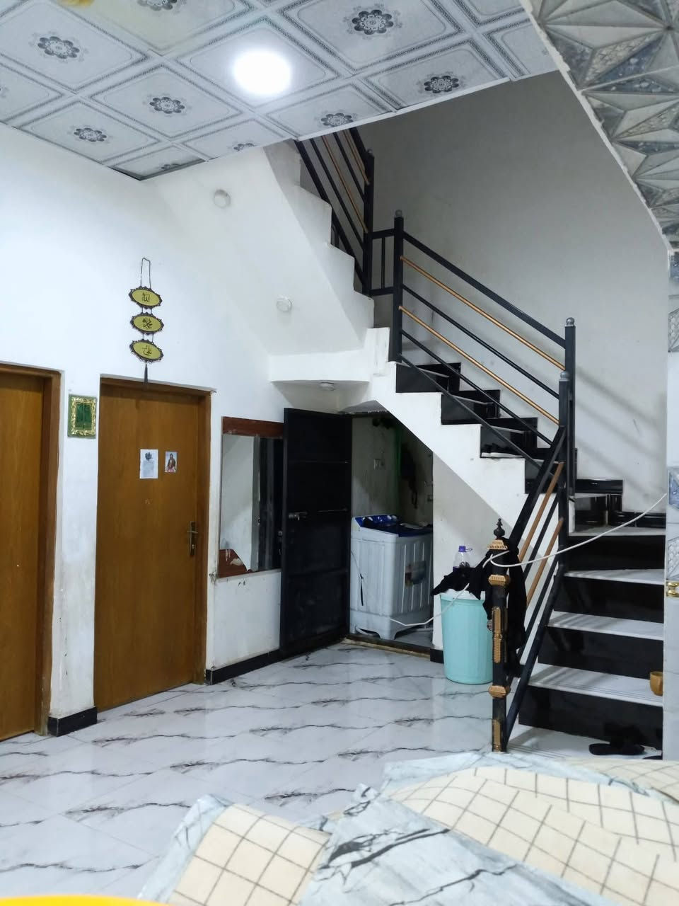 مساحه البيت الكلي ١٣٠ الواجهيه ٧ونص  والنزال ١٥
ديوانيه العرض ٤ والطول ٥
الهول ٤ +٦
الغرف ٤+٤
المطبخ ٤+٣
الملحقات حمام تواليت داخلي
تواليت خارجي  المكان البصره الجزيره شارع اليوبه حي الرايه  السعر البيت 65 وبي مجال الاستفسار على الرقم التالي ***********
