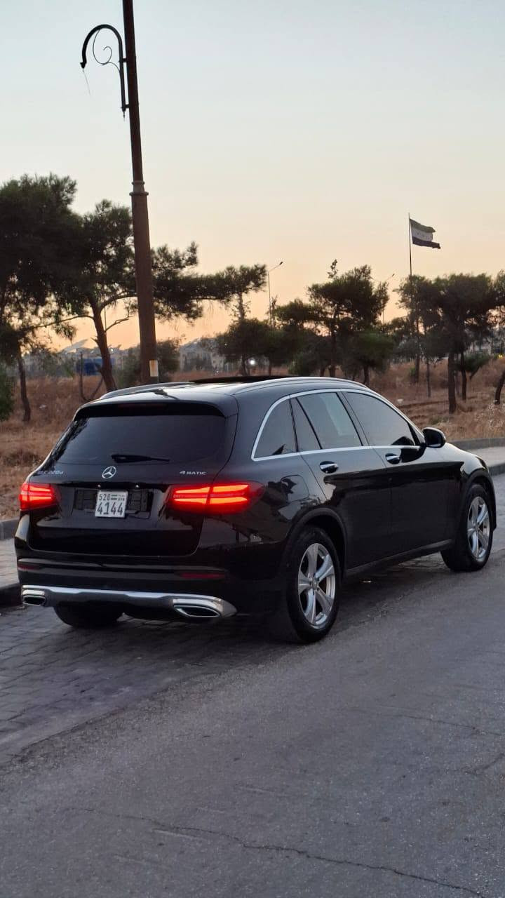 حبة مميزة ونادرة بسوريا مستوردة من كوريا مباشر لحلب للباحثين عن التميز والرفاهية
Mercedes Glc 2016 220d
المواصفات الفنية:
1. المحرك وناقل الحركة:
• محرك 4 سلندر ديزل- سعة 
• 
بتعمل بتنكه 400 من الشركه
• 
• نظام دفع 4MATIC
2. الأداء والراحة:
• أداء قوي واستهلاك اقتصادي 
• ⁠فتحة سقف بانوراما 
• ⁠تبريد اكواب بالاضافة لتبريد القنصل 
• نظام تعليق مريح مع ثبات عالي
وضعيات قياده @متعددة •
3. التجهيزات الداخلية والتقنية:
• شاشة وسطية كبيرة مع نظام MBUX الذكي
Bluetooth + Apple Carplay / Android Auto + نظام ملاحة•
• نظام صوتي عالي الجودة
• مقاعد جلد كهربائية + ذواكر + تدفئة + تسخين مقود 
• إضاءة داخلية محيطية متعددة الألوان
• دخول ذكي + تشغيل بصمة
• كاميرات محيطية 360° + حساسات أمامية وخلفية
4. التصميم والسلامة:
• انوار LED آمامية وخلفية
• أنظمة أمان متقدمة: ABS - ESP - نظام النقطة العمياء - تحذير
مغادرة المسار - مساعد الفرملة الطارئة
ممشى 170 كم ✅
0991336824@


**إذا كنت صاحب هذا الإعلان وتريد حذفه لأي سبب، رجاءا أرسل رسالة إلى الدعم الفني**