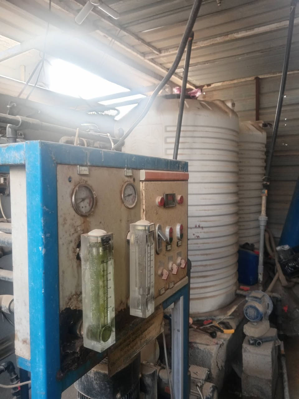 مظخة الف لتر بالساعة شغالة بحالة جيدة انتاج ١٥٠٠ بالساعة املاح ٣بالمية بيها تانكيات ٣ابو ٢٠٠٠ وواحد ٣٠٠٠ وطنية ووياها ٦٠تانكي ابو ٢٥٠ وابو ٥٠٠  وسيارة ٩٤ نظيفة مشروع كامل المكان بعقوبة تريد بس المظخة تريد كلهن صاحبهن تعين وظلن الشراي يتصل ***********
