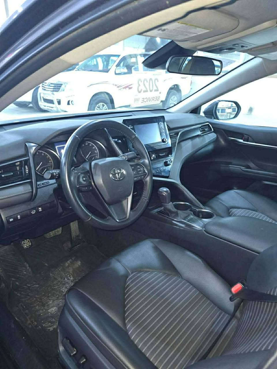 السلام عليك 
كامري 2023
se 
سبغ  قبق الصندوق  
السعر 200 وبيها مجال 
تواصل ***********
