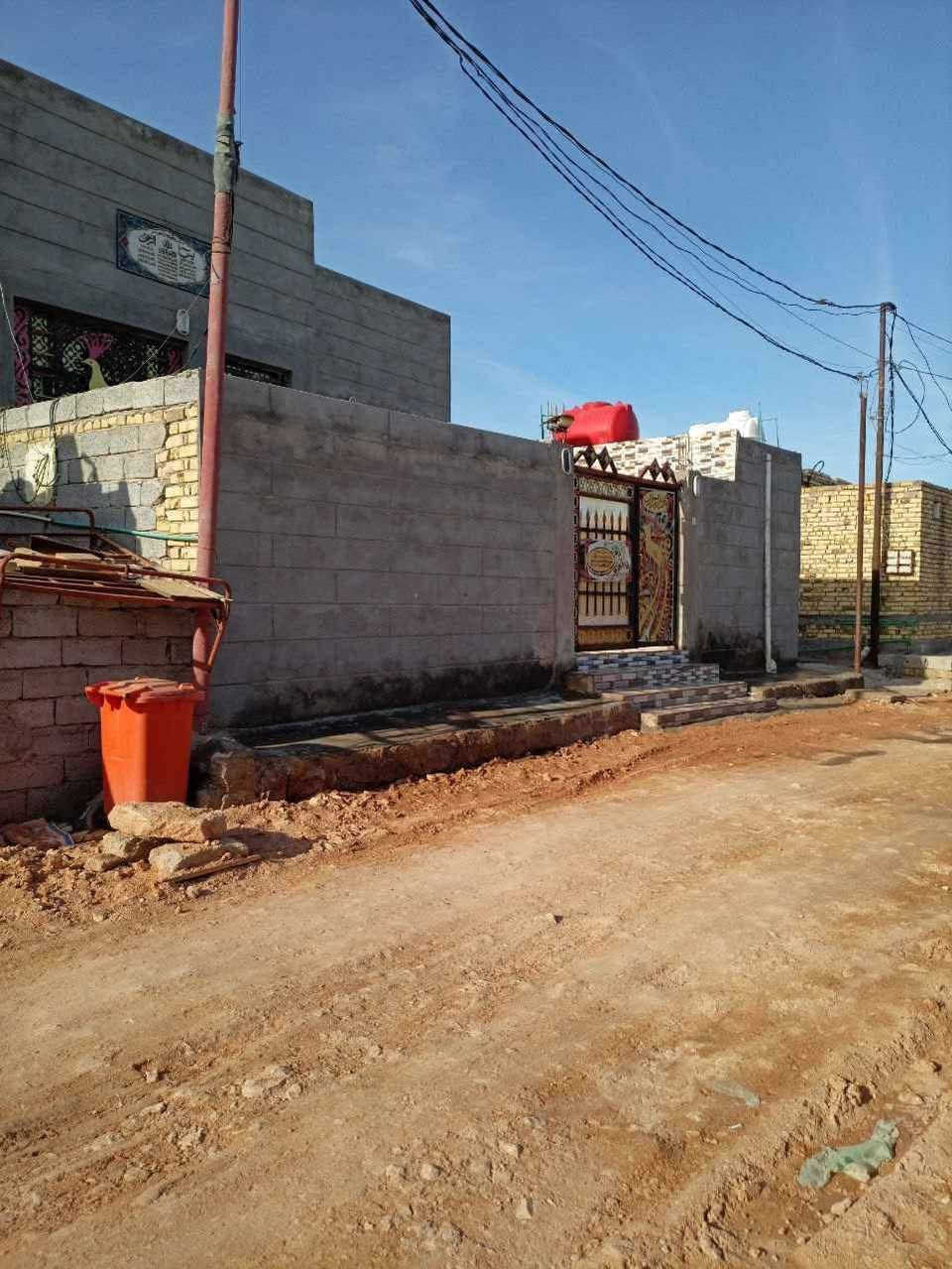 السلام عليكم ...
بيت للبيع طابو صرف خلف مدرسة بنت الهدى الابتدائية 
قريب على السوق 
مساحة البيت   (  237 م  )
 يحتوي على ...
1- غرفتين قياس لكل منهما  ( 3.5 عرض )  في  (  5.5 طول ) 
 2- وصالة قياس( 3.5 عرض )  في  ( 7.5 طول)
3-  وبراني  ( 3.5 عرض )  في  (7.5 طول) 
ويحتوي على حمام داخلي وخارجي
 والسقف البيت اعگادة شيلمان وزن ثقيل 
 والاساس كونكريت 60 × 40 
وارتفاعه عن الشارع 1 متر تقريبا
 وكما موضح بصورة ممر على طول البيت  وكذلك مع وجود مقطع فيديو مصور للبيت كله 
لمعرفة السعر اتصل على الرقم
***********

الموقع الجغرافي..... 

https://maps.app.goo.gl/TEVq7zJDCg2dxh2v6
