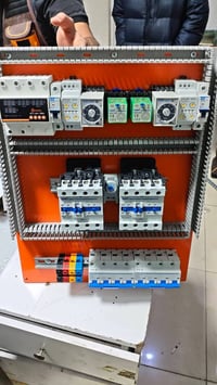 ⚡️🔌 هندسة الكهرباء في بيتك: دمج 4 مصادر للطاقة بـ "بارد منفصل" وحماية ...