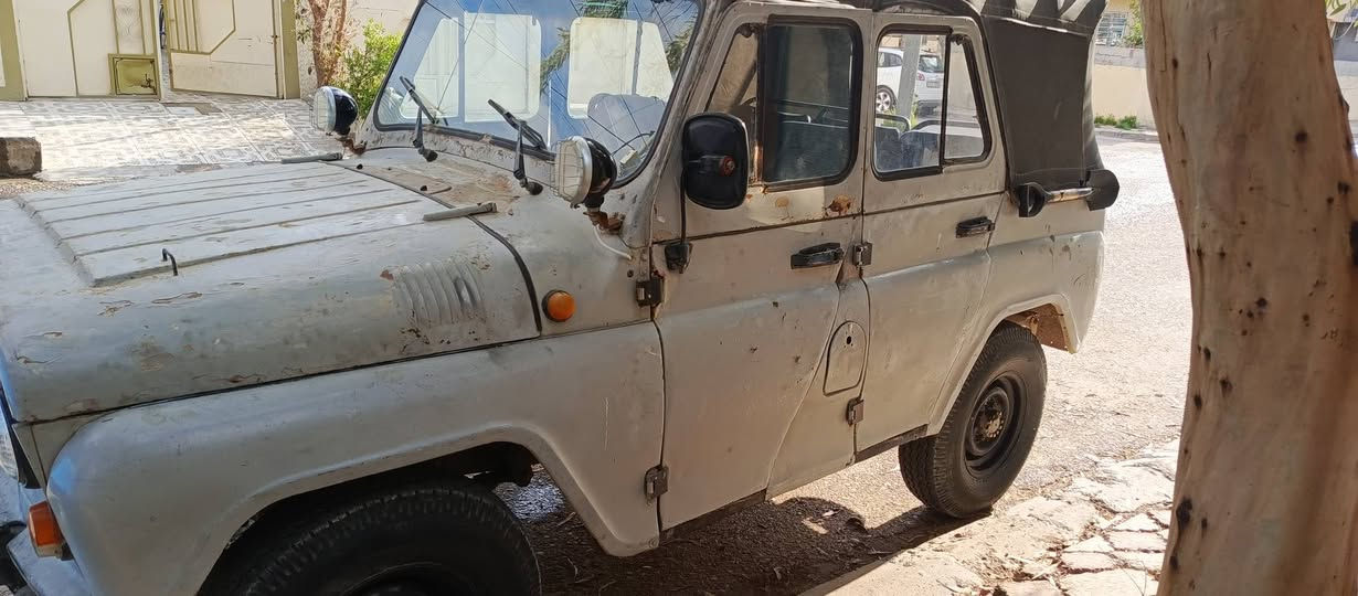 جيب واز للبيع محرك ونجي اوتوماتيك ثلاثة يوم. بدلة جديدموديل 2001 من كلار ***********
