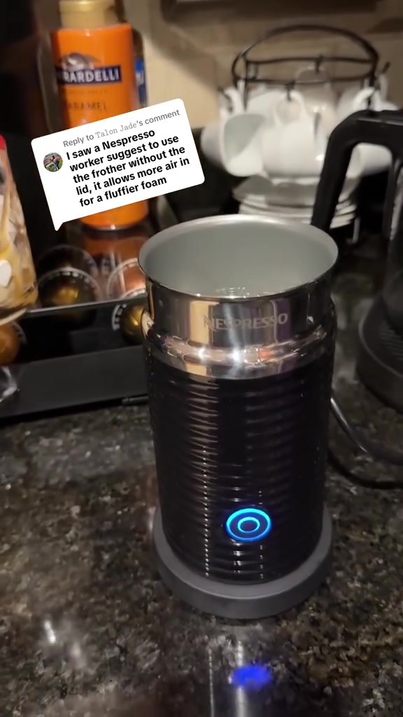 السعر 35 الف 🔥🔥🍫☕️🥛🧋

جهاز نسبريسو ايروتشينو 3 (Nespresso Aeroccino 3) باللون الأسود لتحضير رغوة الحليب.

يتميز الجهاز بتصميم مدمج وبسيط مع زر واحد للتشغيل.

يمكنه تحضير رغوة حليب ساخنة أو باردة في ثوانٍ معدودة.

تبلغ سعته القصوى 120 مل للرغوة و 240 مل لتسخين الحليب.


**إذا كنت صاحب هذا الإعلان وتريد حذفه لأي سبب، رجاءا أرسل رسالة إلى الدعم الفني**