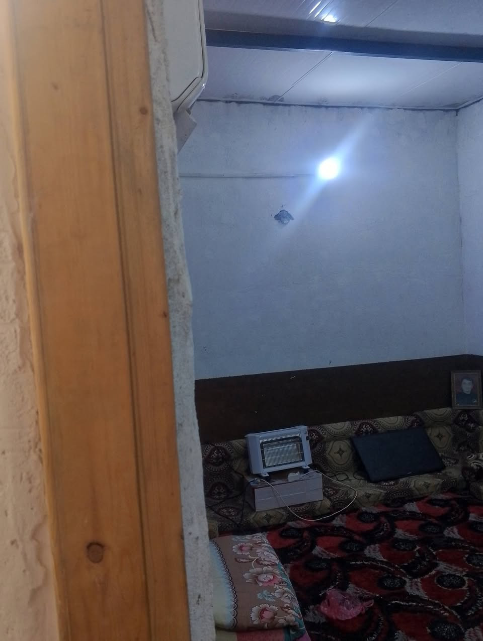 بيت للبيع مساحه 100متر طابو زراعي عراقي يتكون من غرفتين منام مطبخ دوانيه صحيات البيت سكف سندويج العنوان ابو الخصيب طريق الوصطي قرب شارع الطرزاويه سعر 32مليون وبي مجال ***********
