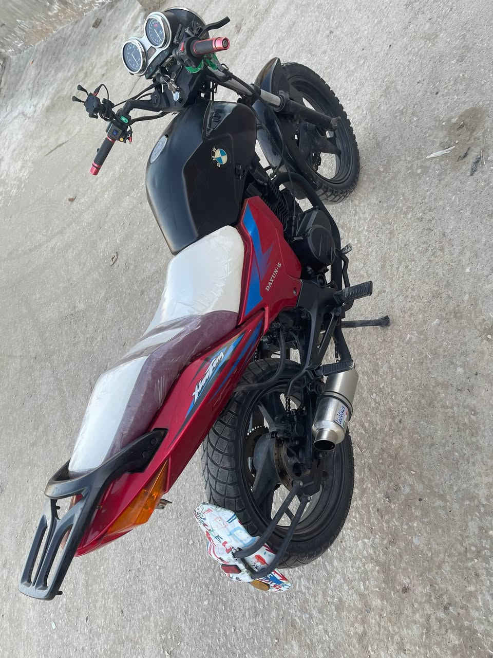 السلام عليكم دراجه دايون بطح للبيع كامله مكمله ما بيه اي نقص مكفوله اوراق أصولي مكينه ما مفتوحه دراجه جانيه عله ايدي كهربايات كله شغاله تخم تاير جديد بريكات وره وكدام بل مكان السعر ٦٥٠ وبيه مجال للطيبين مكاني بابل القاسم رقم الهاتف ***********
