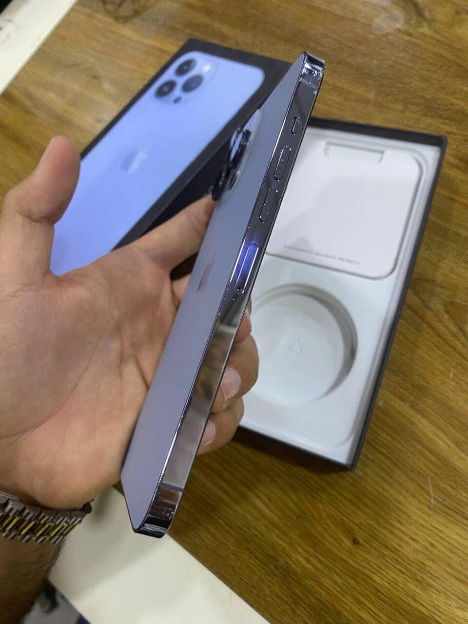 سلام عليكم 
13 برو ماكس ماستر شرق اوسط ZA/A
دبل سيمكرت ذاكرته 256 نضيف جدآ 
تفاصيل الجهاز كلها موضحه بلصور 
فيس ايدي تصال صوت كامره كله شغال 
السعر (425) وبي مجال بسيط مكاني بغداد *********** واتساب ماعندي فقط تصال
والخاص مفتوح راسل ودلل
