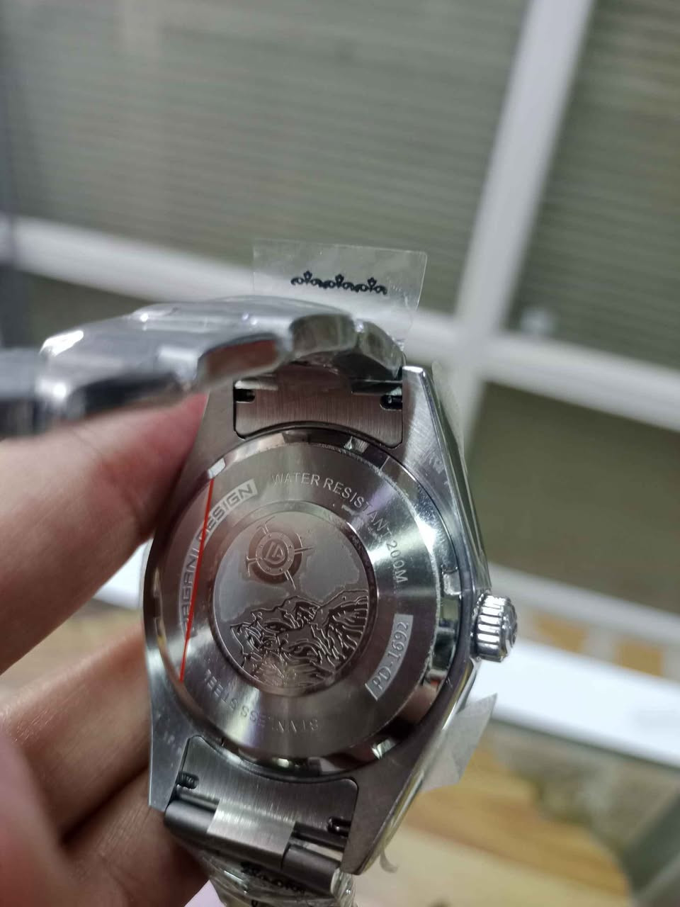 هذه الساعة هي من علامة باجاني ديزاين (Pagani Design)، وتحديداً الموديل PD-1692 (أو PD-1716 في بعض الإصدارات). تُعرف هذه الساعة بكونها "تحية" (Homage) لتصاميم كلاسيكية شهيرة مثل "رولكس إير كينج". 
إليك أبرز المواصفات الفنية لهذه الساعة:
المحرك (Movement): تعمل بحركة أوتوماتيكية يابانية الصنع من نوع Seiko NH35A، وهي حركة ميكانيكية تُشحن ذاتياً من خلال حركة اليد ولا تحتاج لبطارية.
المواد: الهيكل والسوار مصنوعان من الفولاذ المقاوم للصدأ (Stainless Steel 316L) المتين.
الزجاج: تأتي مزودة بزجاج من الياقوت (Sapphire Crystal) المقاوم للخدش بشكل كبير.
مقاومة الماء: تتمتع بمقاومة عالية للماء تصل إلى 200 متر (20 بار)، مما يجعلها مناسبة للسباحة والغطس.
الأبعاد: يبلغ قطر علبة الساعة حوالي 40 ملم تقريباً (أو 39.7 ملم حسب الإصدار). أربيل, العراق


**إذا كنت صاحب هذا الإعلان وتريد حذفه لأي سبب، رجاءا أرسل رسالة إلى الدعم الفني**