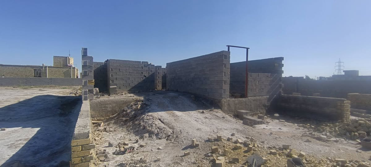 هيكل زراعي البناء بلوك مساحته 200 متر واصل للسكف مدفون وكامل بي غرفتين وصاله ومطبخ وديوانيه وصحيات داخليه وخارجيه ومناور اثنين مشمول بالتطويب وبي وصل من البلديه الموقع العكيليه الشرقيه وره الشقق السكنيه بسعر مناسب جدا الشراي يتصل عله هذا الرقم ***********

