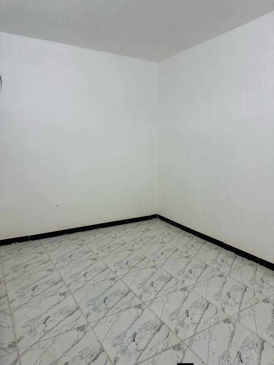 دار زراعي للبيع منطقة السبع ابكار قرب جوهرة لبنان الجديدة المساحة ٥٠ متر يتكون من استقبال ومطبخ وثلث غرف نوم وحمام عدد ٢ ومنور وبيتونة وسطح والمنطقة خدمات كاملة الاستفسار  ( *********** )
