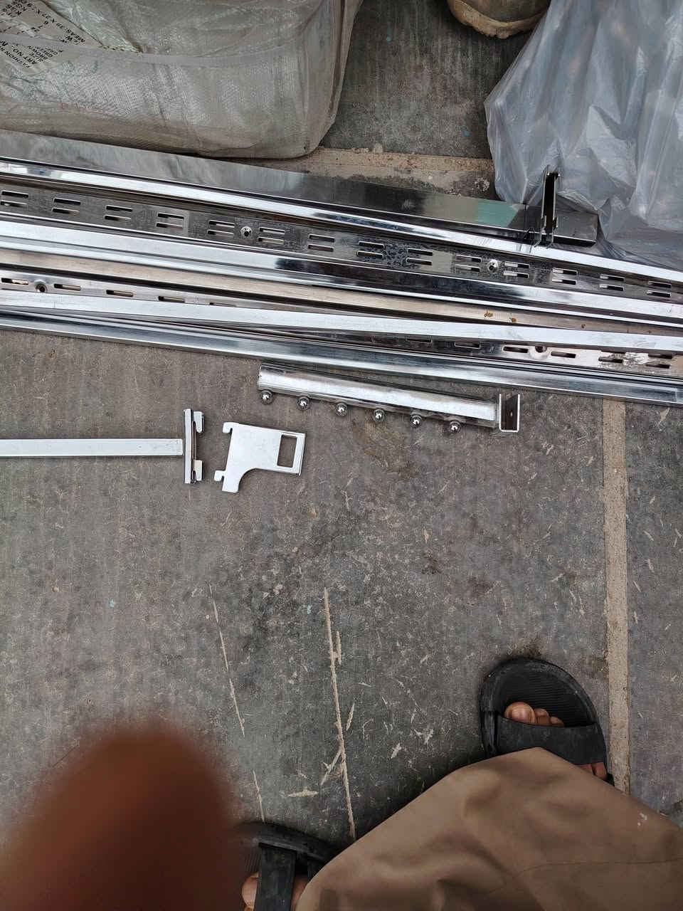 سكك وحمالات رفوف محل كامله للبيع السعر ١٧٠الف بيهن مجال تصل وتساب *********** مكان سومر
