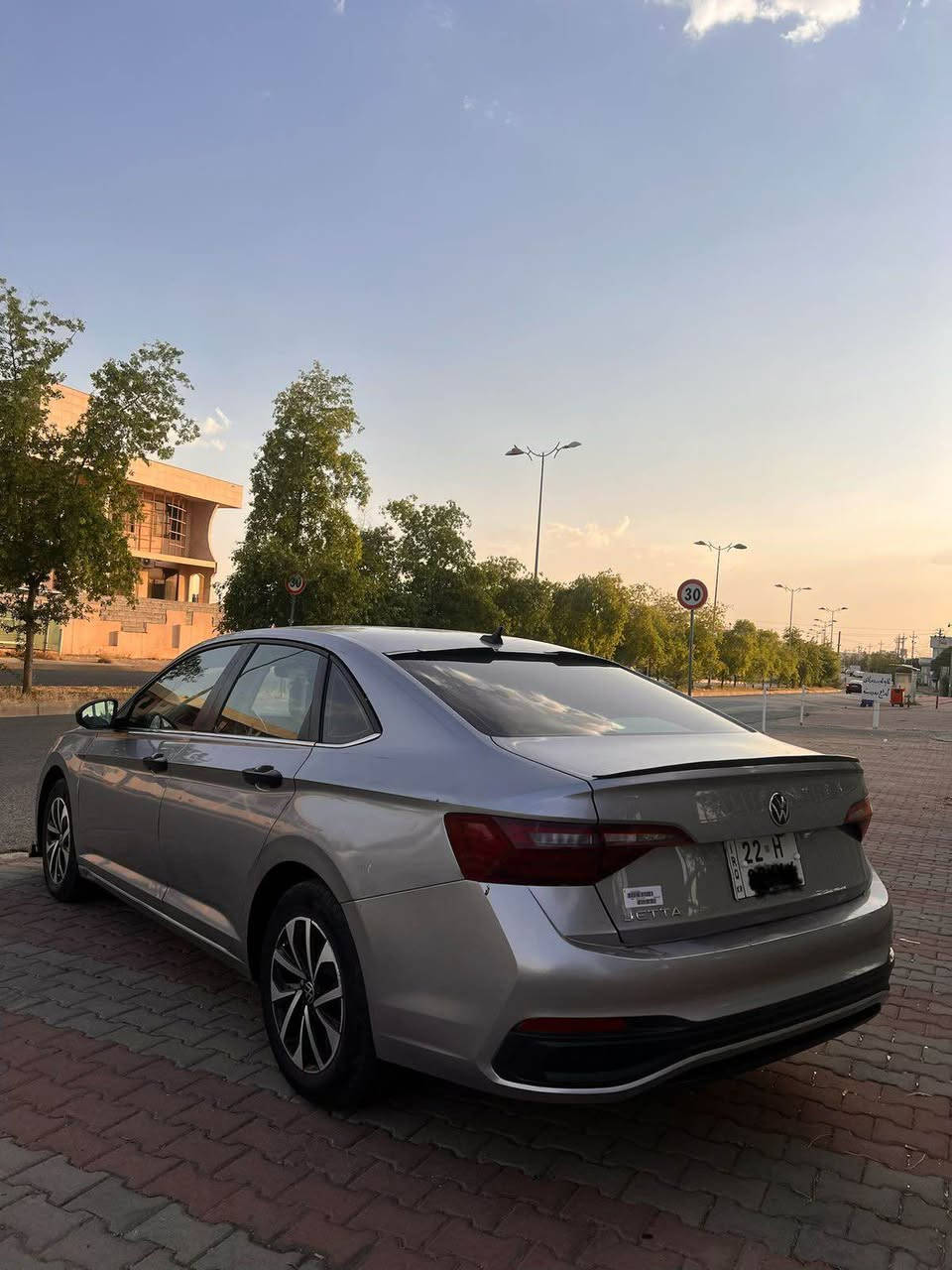 Jetta 2022 S
سەیارەکە چالمغی پێش و چاملغی چاملغی پشتی سبوغە لەگەڵ روبع بۆنیدی بێ داخلیە سەیارەکە ئێرباگ سووکان تەقیە سیستەمە سەیارەکە S گێر تۆماتیکە مەکینە ١٥ تۆربۆیە گێچ ئەلکترۆنیە ئیکۆ نۆرماڵ سپۆرتە سەیارەکە سویچە 
58هەزار رۆشتووە سەیارەکە
گێر و مەکینە و کارەبایاتی بە شەرتە 
سحری ١٣٣ وەرەقە و مەجالێ برایانە
***********
0750 492 1984 أربيل, العراق
