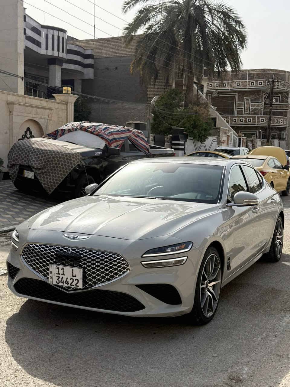 � للبيع – Genesis G70 2024 
🔹 اللون الخارجي: إسمنتي مميز
🔹 34.  Mil
🔹 نظام الدفع: رباعي (AWD)
🔹 ناقل الحركة: أوتوماتيك
⭐ المواصفات:
 • محرك تيربو قوي أربع سلندر • نظام دفع رباعيه 
 • جنوط سبورت
 • نظام صوت Lexicon الفاخر
 • شاشة وسطية كبيرة + Apple CarPlay + Android Auto
 • عدادات نصف ديجيتال مع عرض الحساسات
 • مقاعد جلد مثقبة (تبريد وتسخين)
 • تحكم كهربائي بالمقاعد+ 
 • بصمة تشغيل (Smart Key)
 • كاميرا خلفية + حساسات أمامية وخلفية
 • أنظمة أمان متقدمة (نقطة عمياء – تحذير تصادم – مثبت سرعة ذكي)
📌 ملاحظات:
 • السيارة نظيفة جداً، استخدام خفيف
 • جاهزة للفحص

🔥 سيارة رياضية فخمة بمواصفات عالية جداً وحالة ممتازة
❗️وبسعر مناسب ب١٩٥ ورقه❗️  
بيع او مراوس مع بي واي دي حصراً 
محتاج فرق 
للاستفسار. *********** 
مكان السياره بغداد.
