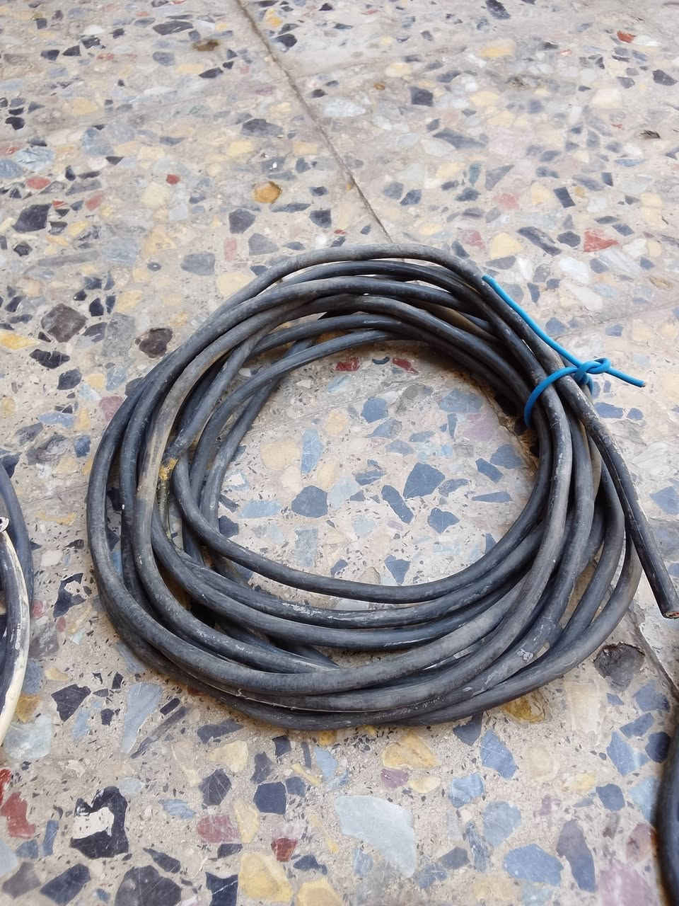 كيبلات مستعمله للبيع 2*2 طول 24متر.قطعه واحده .....و 9 متر. قطعه ......و 5متر قطعه    .......وكيبل ابيض  4*4 بطول 8ونص متر......العنوان الاعلام هاتف***********
