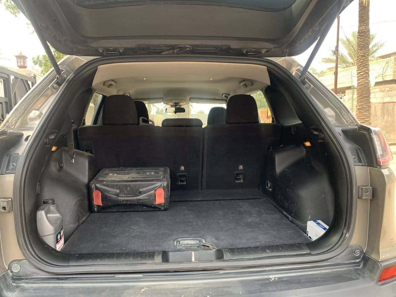 السلام عليكم.. جيب شيروكي بزون موديل ٢٠١٩محرك ٤سلندر حجم المحرك ٢٤٠٠ حادثها جاملغ٢ وبنيد تبديل مو تصليح تجديد السنوية ٤/١ سيارة جاهزة واقتصادية  بيها حاليا فقط درايم شفت جهة اليسرى يطلع صوت السعر ١٣٠وبيها مجال بسيط وترهم مراوس حسب القناعة عنواني بغداد جسر ديالى الجديد الكرغولية هاتف  *********** ما اجاوب على التعليقات هذا رقمي بي واتساب واي استفسار اجاوب على الخاص
