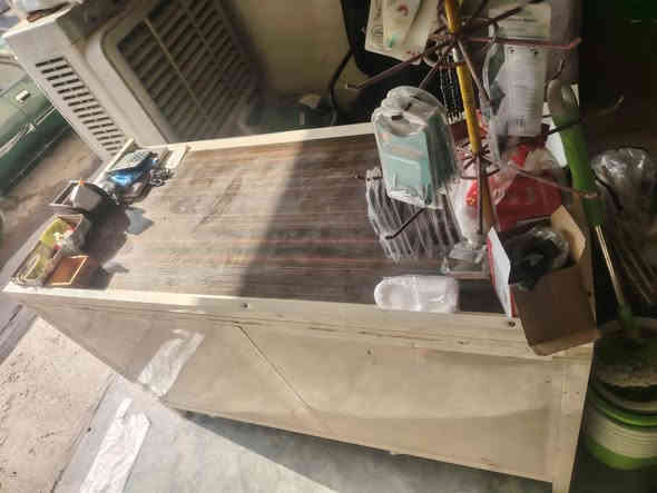 ميز مكتبي للبيع +تعلاكه اكسسوارات ويا
طول 150  السعر راسل خاص 
العرض  70
***********
