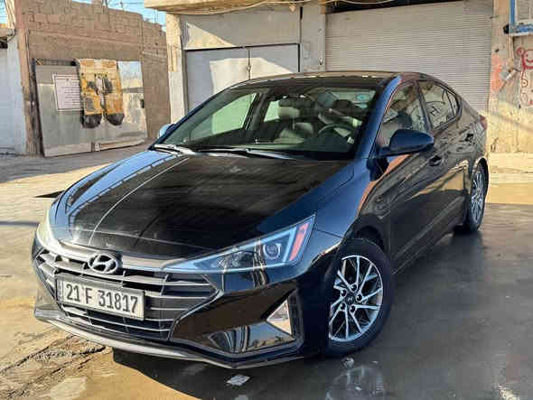 سلام عليكم عندي النترا 2020 مثل ما موضح بلصور شلون نضيفه وحادثها سطحي الباب ماشيه 61 الف ميل السياره كيرها محور من CVT الى AT مرغوب مواصفات SE المعروفه للستفسار *********** بغداد
