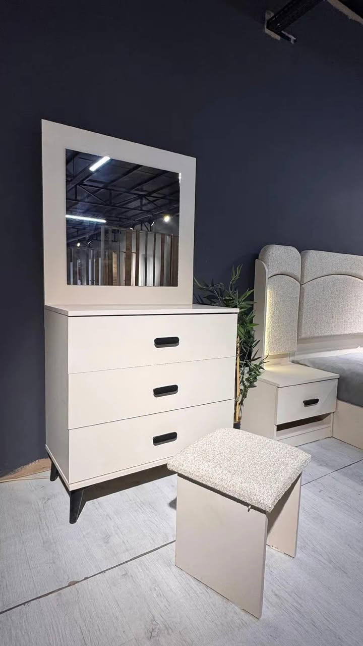 موديل منكليز 7قطع لوان بيج دوشمه نفخ.
ظمان فتح وتركيب 10مرات متتاليه 
جوي حديد+قفل حديد 
كنتور 8باب عرض 300سم
عرض السرير مع الكومديات290سم 
كومدي عدد 2يحتوي انارة ذاتية 
ميز تواليت 
توصيل مجاني داخل بغداد 
للحجز مراسلة الصفحة او الرقم 
***********
***********
#اكسبلور 
#creatorsearchinsights 
#اثاث_منزلي_حديث_غرف_نوم 
#غرف_نوم_مودرن 
#تصاميم_غرف_نوم
