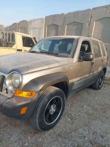 سلام عليكم جيب لبرتي 2006 كهربائيات شغالات تخم تاير جديد صدر كامل تبريد شغال مكينه 3.7 التفاصيل وضحه عندك بل سونار بل ضبط
 مكان السياره بغداد الدوره. السعر 75 اوبيه مجال بسيط. رقم التلفون ***********
