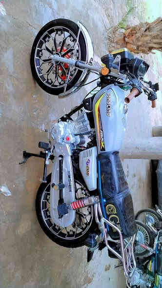 يا الله السلام عليكم دراجة البيع سيفان موديل ٢٥ مكفوله كفاله عامه أوراق كامله الدراجه جديده وحلو مكينه ٢٠٠ وشرط انضف من الصوره السعر 775 وبيه مجال الشراي يتصل وبيه خير ويدلل ***********
