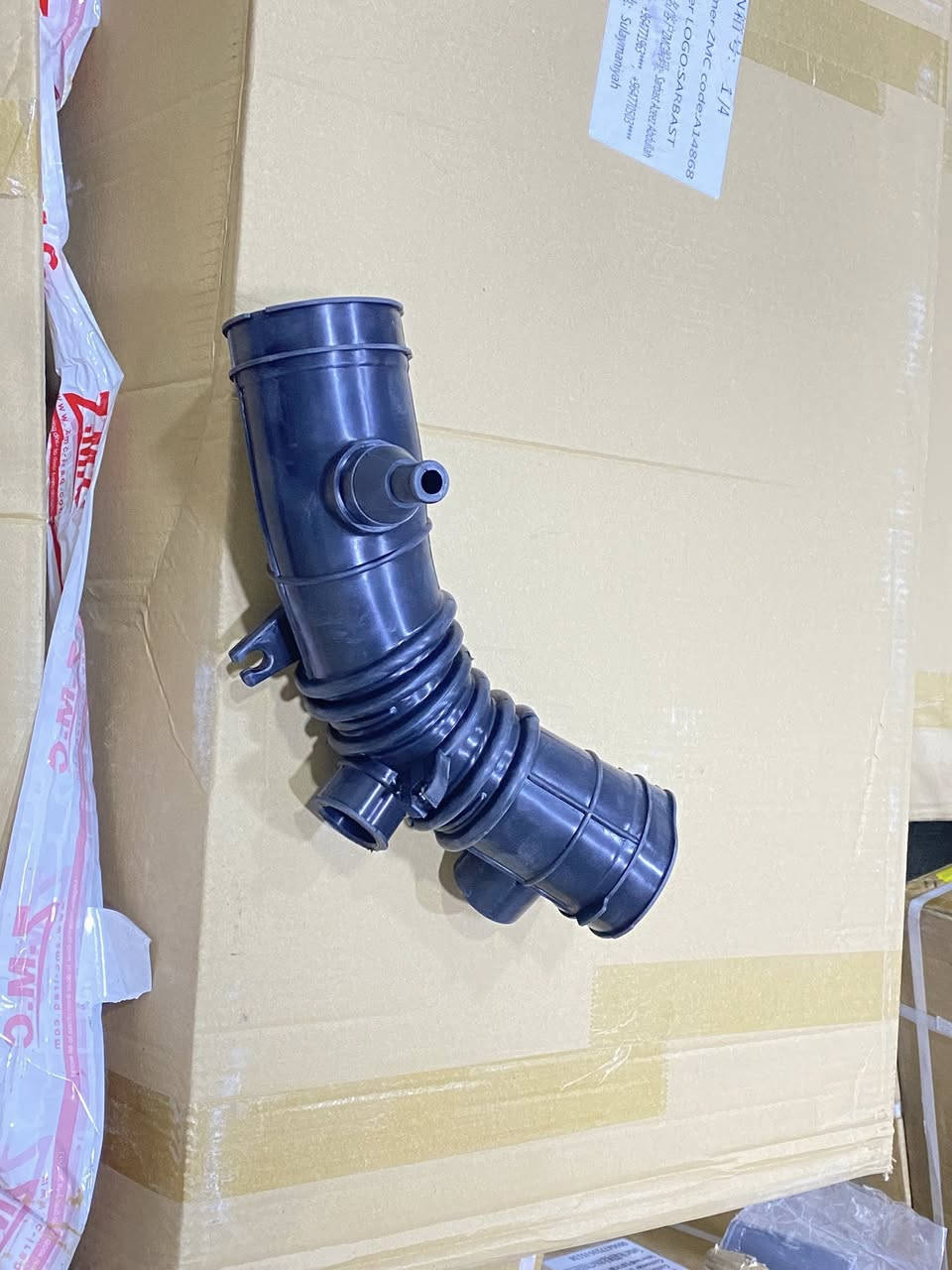 خرطوم سحب الهواء (Air Intake Hose / Intake Duct) 👇
وظيفتها:
 1-تنقل الهواء من علبة فلتر الهواء إلى بوابة الثروتل (Throttle Body).
 2.تحافظ على دخول هواء نظيف بعد الفلتر إلى المحرك.
 3.فيها فتحات صغيرة لتوصيل:
 • خرطوم تنفيس البخار (PCV)
 • أو حساس/تنفيس هواء إضافي حسب نوع السيارة.
 4.التموجات (التمشيط) تساعد على امتصاص الاهتزاز ومنع التشقق.

⸻

إذا خربت أو انشقّت شنو يصير؟
ضعف عزم
 صرفية بنزين أعلى
 تفتفة بالمحرك

 لمبة Check Engine 
صوت صفير هوء

للاستفسار راسل الصفحه او اتصل ع ارقام التاليه 
***********اسياسيل
***********واتساب
