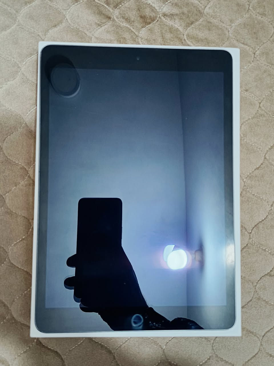 السلام عليكم ايباد 9 الجهاز نضيف وكامل ملحقات ويا مثل ما موضح بالصورة السعر 230 للاستفسار الاتصال على ***********
