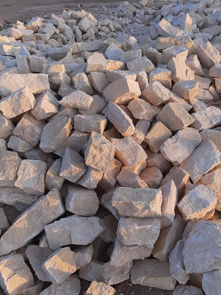 السلام عليكم موجود حجر بناء للبيع
المكان جباب 
السعر أو التواصل ع الرقم ***********
