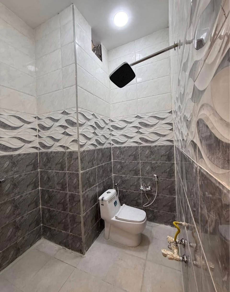 #اسعد_الله_أوقاتكم_بكل_خير👋⁉️

دارين  سكن للبيع ⛪️ بسعر بلاش 
بيوت حلوه مرتبه 

#مساحت كل بيت 150متر  بناء حديث بعده بل جيس

#يحتوي البيت على غرفتين نوم 
و ديوان 
و صاله 
و مطبخ 
و صحيات داخلي و خارجي و كراج سياره 
بيت كلش مرتب 

كافه الخدمات متوفره 

#جنس_العقار :: طابو صرف زراعي بأسم عراقي سند ٢٥ راعي لارض ساكن نفس المنطقه 

البيوت علا شارع تبليط 10 متر 🛣️

#العنوان ابو الخصيب  شارع ابو كوصره 
يبعد عن شارع ابو كوصره 20 متر

سعر كل بيت 90مليون  و بي مجال 
#للاستفسار الاتصال على الهاتف 📞📳
📳((*********** ابو الخصيب, البصرة
