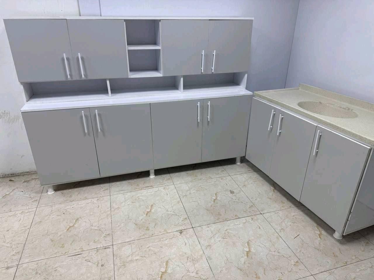 أنا عارض مجموعة من الكاونترات للمطابخ، متوفرة بألوان ونقوش متنوعة تناسب كل الأذواق. التصميم عصري ويضفي مظهر حديث لأي مطبخ. مصنوع من مواد عالية الجودة لتضمن المتانة وسهولة التنظيف.