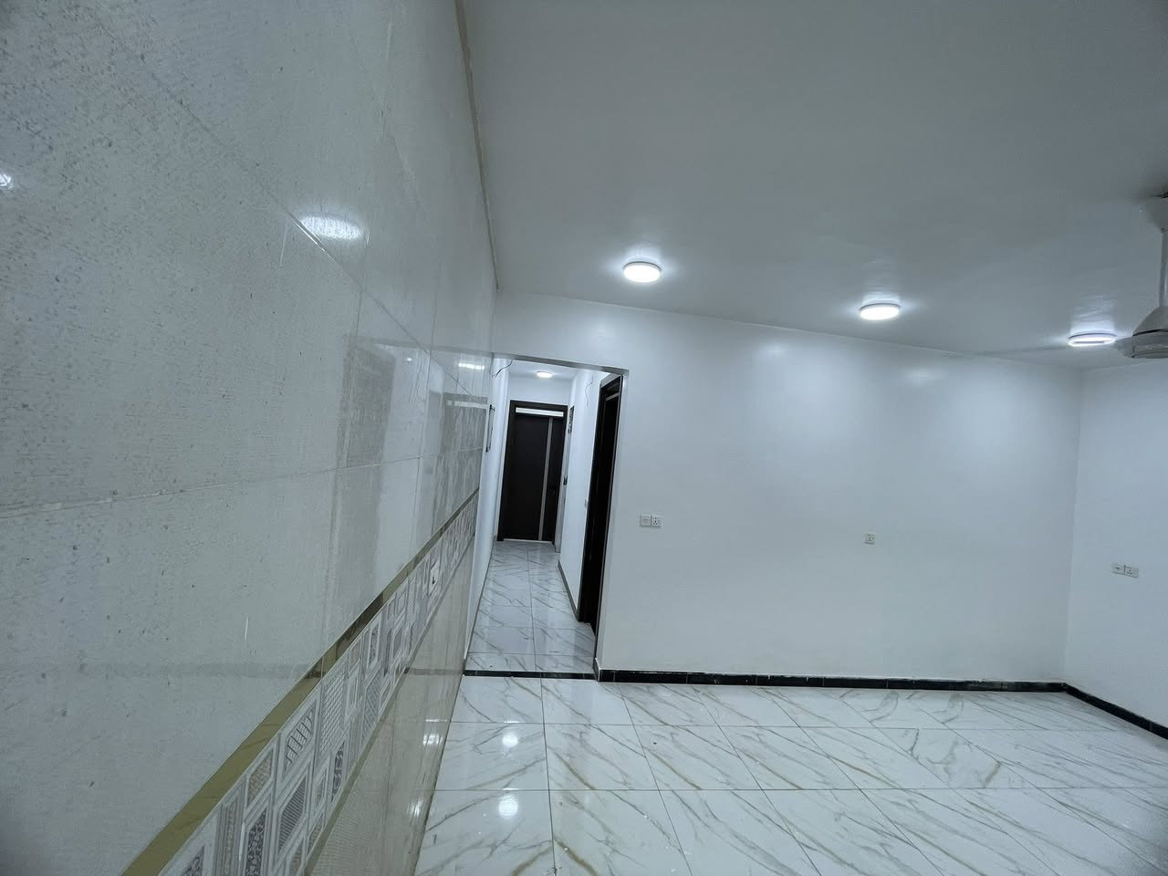 شقة٩٠ متر للإيجار غرفتين نوم وصاله وخدمات بناء جديد الاعظمية
 قرب السريع جه الكم 
طابق اول ٥٥٠
 
 ***********
