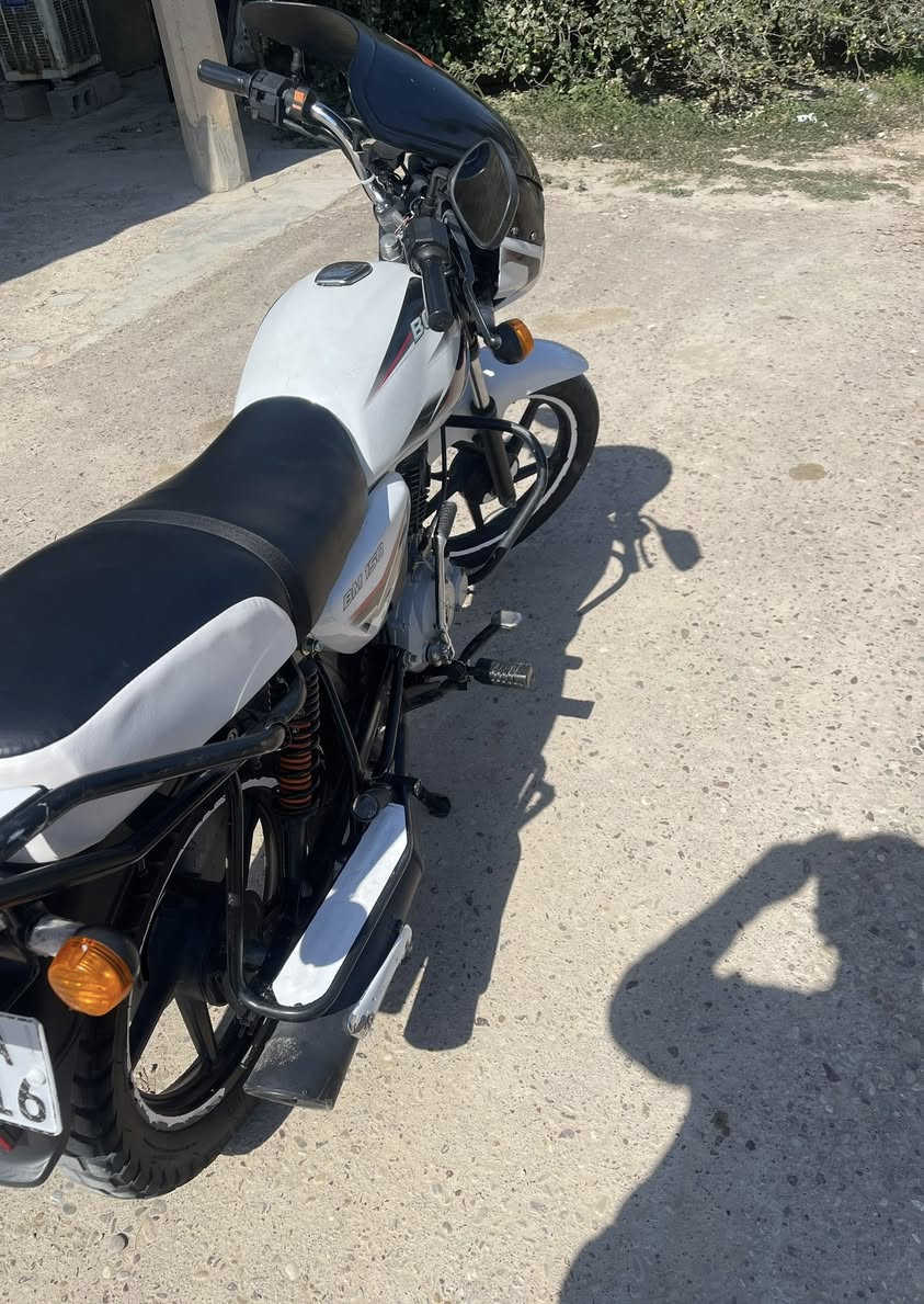 السلام عليكم 
دراجة بوكسر  موديل 23 
ماشية 44 حقيقي
بيها تنقيص بسيط جداً 
كلشي بيها كامل 
السعر 1900 
المكان التاجي  
الاتصال ***********
