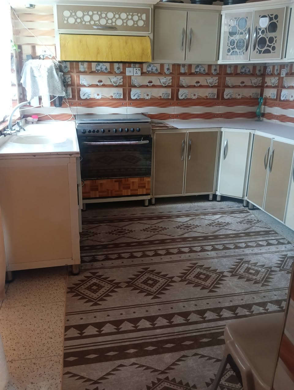 🔹 دار للبيع – موقع مميز 🔹
▪️ السند: زراعي سند 25
▪️ مشمول بالتطويب 

▪️ المساحة الكلية: 200 م
▪️ البناء: 100 م
▪️ حديقة: 100 م+ أساس نظيف خارجي
▪️ ركن على شارعين
▪️ تبليط وخدمات كاملة
📐 الواجهة: 20 م
📏 النزال: 10 م
🚧 عرض الشارع أمام الدار: 8 م
🚧 عرض شارع الركن: 10 م
📍 يبعد عن الشارع العام: 80 م فقط
🏠 تفاصيل البناء:
🔸 الطابق الأرضي:
غرفة 3.5 × 5
صالة 4 × 6
مطبخ
تخاريج
🔸 الطابق الثاني:
غرفتان
الأولى: هيكل
الثانية: 4 × 6
📍 العنوان:
نادر الثالثة – التاجية الزراعي – شارع أبو حمد
⚡ الخدمات:
ماء، كهرباء، مولدة ذهبية، تبليط للباب (خدمات كاملة )
📞 للاستفسار: الاتصال على ***********
