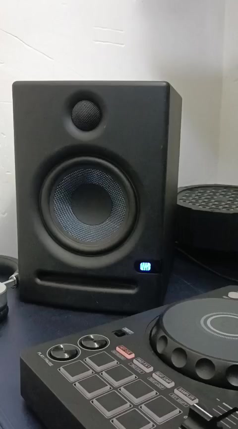 السلام عليكم للبيع سماعات ستوديو زوج نظيفات  بالكارتونه السعر 350 الف ومجال
*********** المكان اربيل
