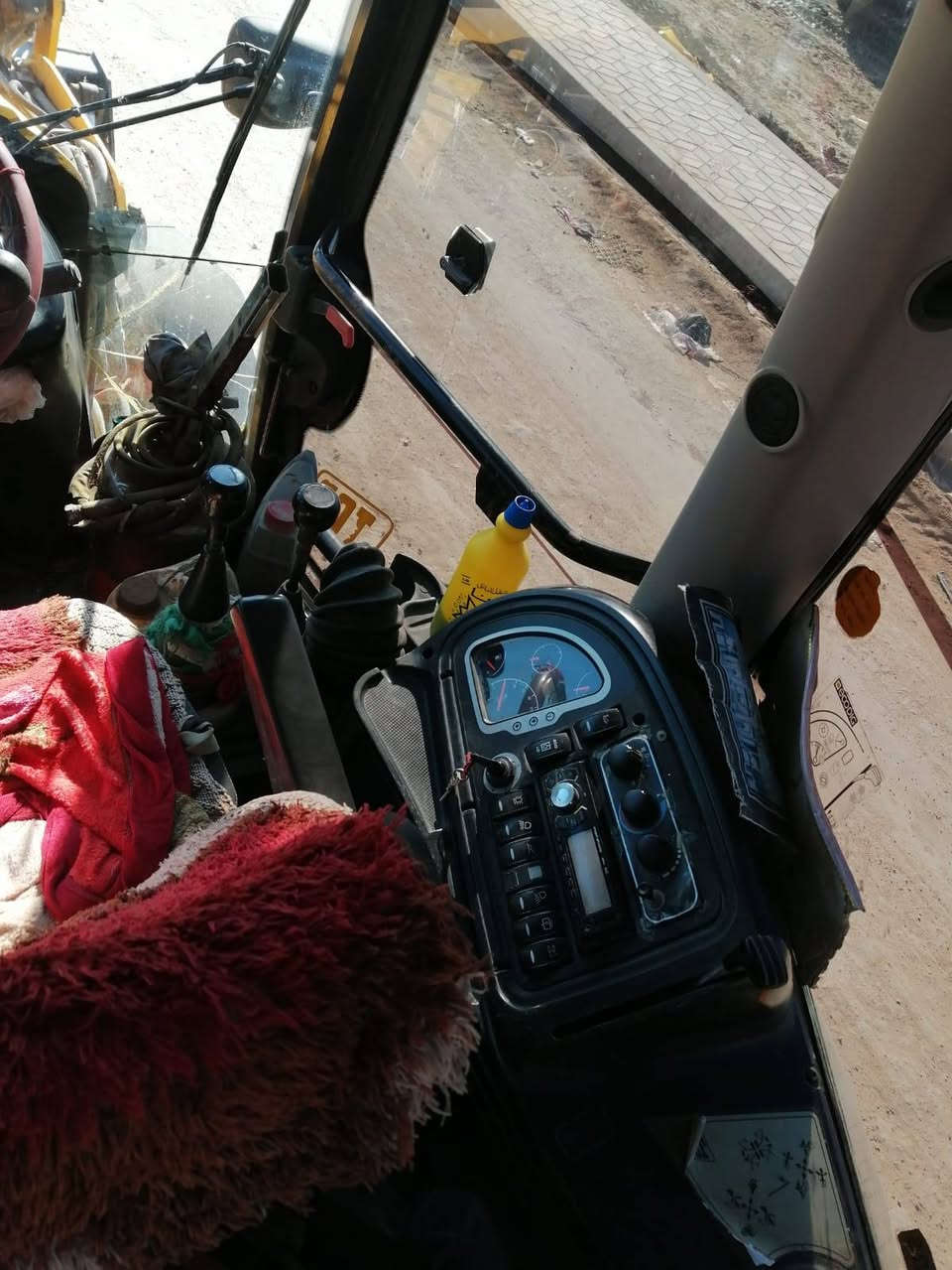 السلام عليكم حفاره جي سي بيه البيع  موديل 12 مكينه خير من الله  المكاني بل سماوه جاهزه العمل رقم ***********  مكلف بلنشر
