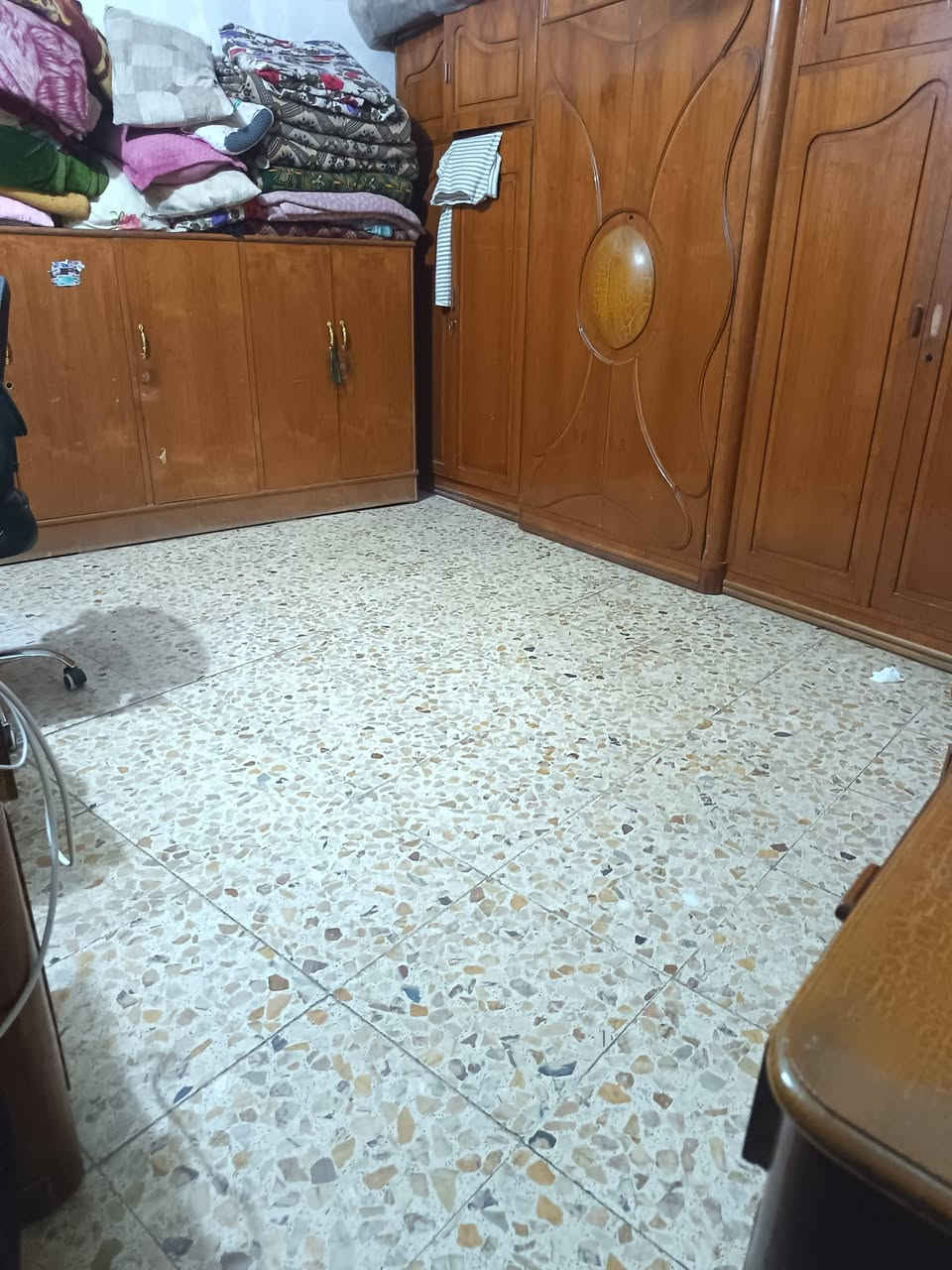 بَـيت للبَـيع.
الموقع:  حي البكرلي - حسينية السفير - حيث تتوفر جميع الخدمات. 

التفاصِيل: 

المساحة: 80 مَـتر، زراعي. 

يتكون من طابقين
الطابق الأول: يتكون من هول - مطبخ - غرفة - استقبال - طارمة
الطابق الثاني: يتكون من غرفة كبيرة الحجم تحتوي على حمام داخلي
كما يحتوي على سطح 

السعر: تجون وبيكم خير وتدللون. 
رقم الهاتف: ***********
