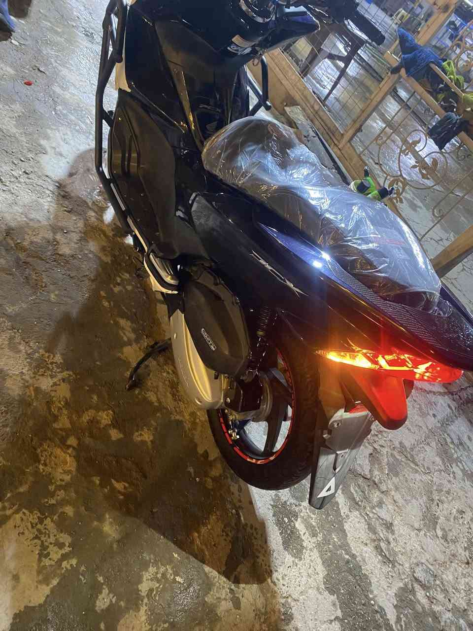 السلام عليكم شباب pcxالجيل الثاني للبيع الدراجه يابانيه مكفوله كفاله عامه مكينه وكفر اذا مفتوحه المكينه لو مبدل شي بل كفر ترجعهة الدراجه شديتلهة غراض ودرع مفوله من الاخير كدامك بل صور مزاد  ونازله معرض بيت طارش كدامك المكاتبه ودراجه لوك جديده حساسات كهربائيات كلهن شغال ماشيه بل مزاد 49الف وحالياً 52الف صالنصه رياضي كاتم والسعر 23وبيهة مجال بسيط لاتخابرني مراوس فقط بيع وهاذ رقمي للشراي ***********
