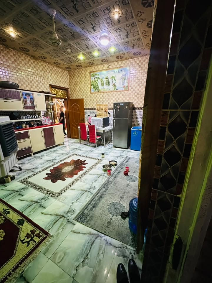 السلام عليكم (مكلف بنشر )
بيت 200 متر. طابقين كامل  من كلشي  الطابق الارضي 

استقبال ومطبخ وصاله وغرفتين وصحيات داخليه وخارجيه 

الطابق الثاني 4 غرف وصحيات  وبيتونه السطح  شتايكر 

الموصفات كامله كله سيراميك و بايات الدرج مرمر 

سنة البناء 2018

الطابق الثاني 2024

بناء حديث كله وخير من الله 

موقعه 

الخاجيه شارع 20 بصف الركن 

قرب اسواق علاء 

السعر التواصل مع صاحب الدار

***********
