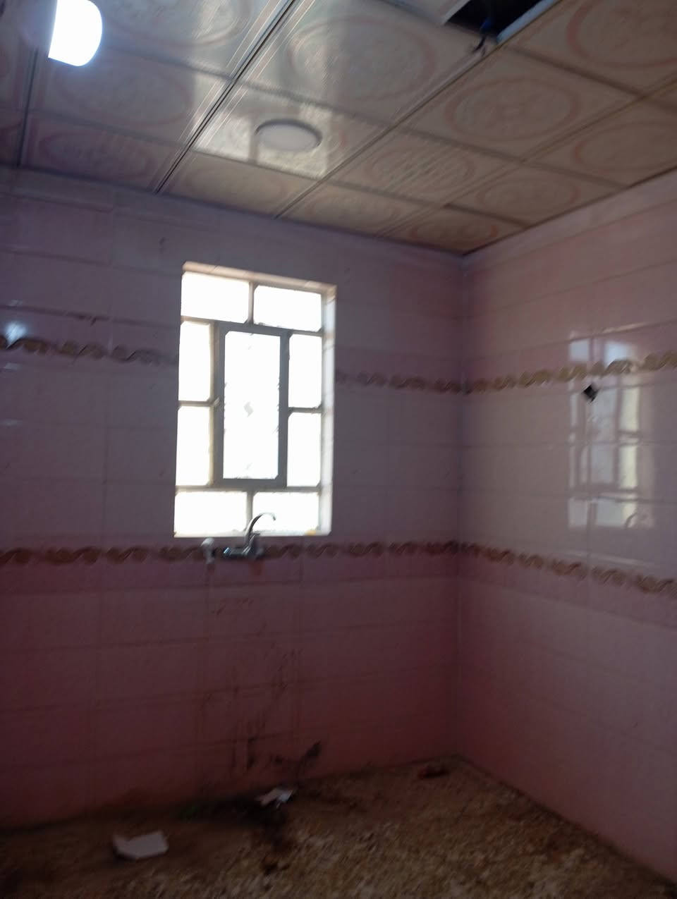 دار الاجار مساحه 100م غرفه وصاله وستقبل ومطبخ وصحيات ومتور اضافه غرفه فوك شلرع المحار  القديم اجاره 200الف الاستفسار على الرقم ***********
