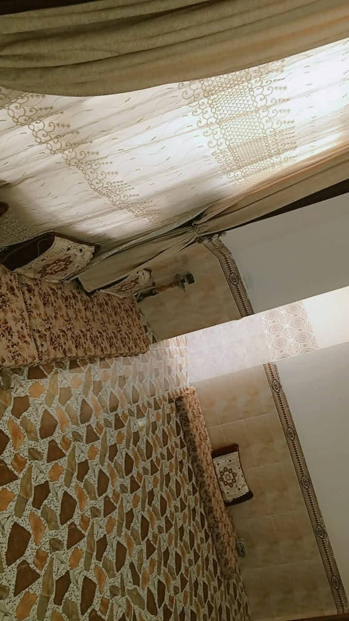 ..بيت للبيع في شارع 20 قريب ع الروضه مساحته 200م بيت مفول من كلشي السعر 70 بيها مجال.. .‏‪***********‬‏

