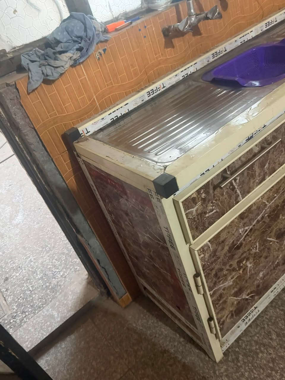 إسلام عليكم سنك وطباخ للبيع اطباخ بدون فرن بس ديكور يعني مكان لفرن مخزن قيم وخذ ماعرف اسعارهن لمكان اللطيفية حي السلام
***********
