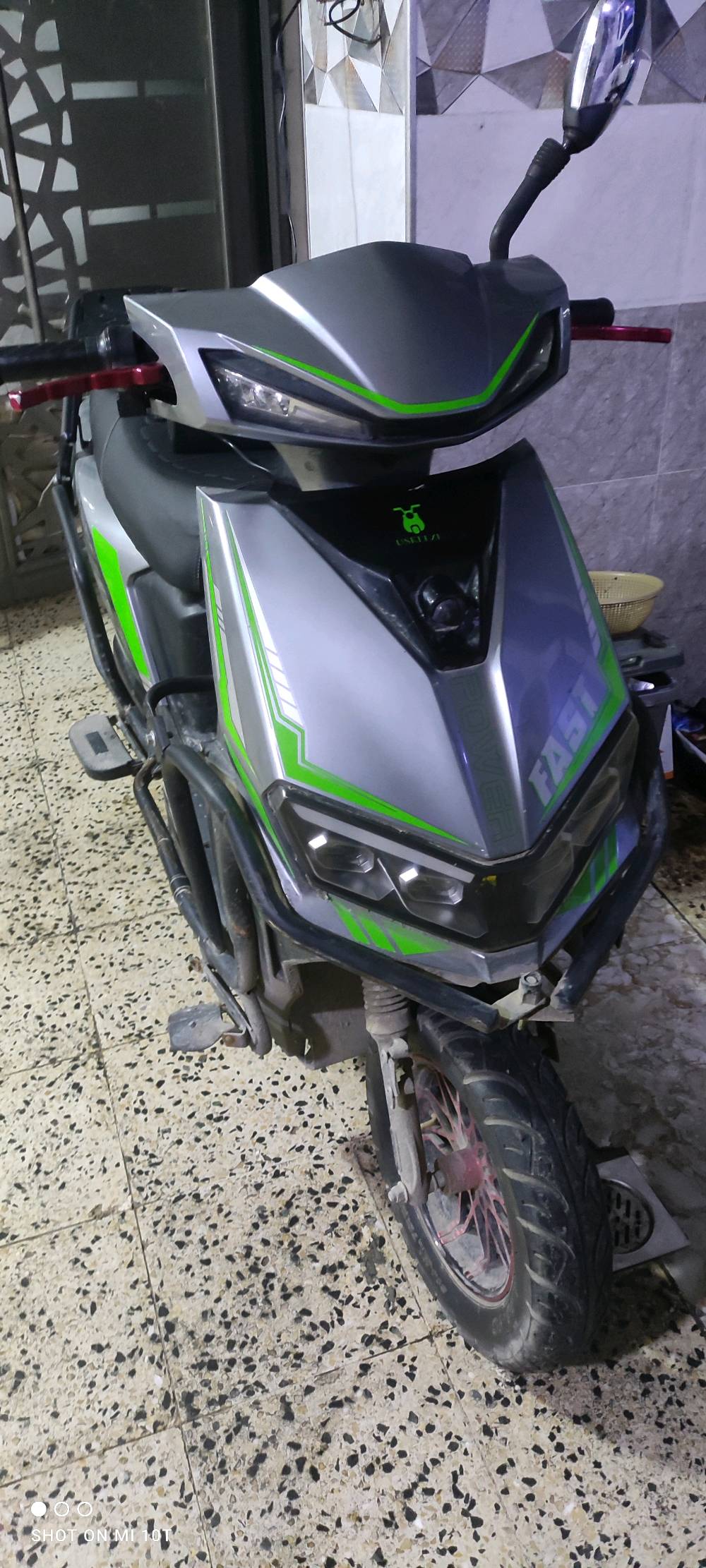 ماطور شحن سكنس 
6 باتري (  شاحنه عطلانه ) 
ماطور ماخذه ب 950 الف 
رايده ب 620 وبيه مجال قليل 