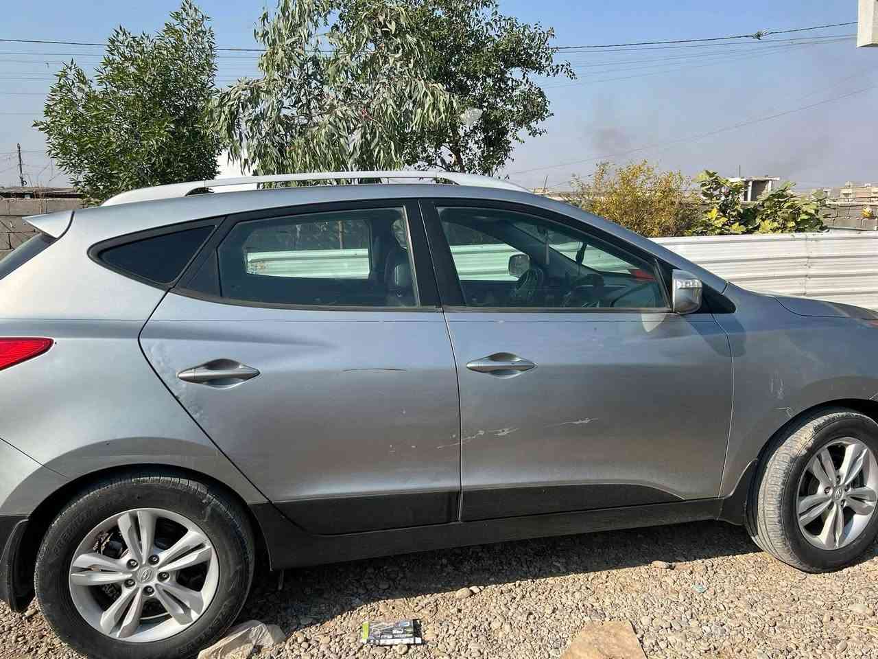 السلام عليكم توسان مديل ٢٠١٣ للبيع  وارد أمريكي
محرك مكفول من تبخير والتنقيص 
كير، مكفول 
ماشيه ١٢٣ ألف 
رقم نكليزي 
السياره كلير من أمريكا بل سونار 
أثر جراد بل قماره 
سياره خير من الله 
الداخل أسود 
السعر ١٢٠ بيها مجال قليل 
مكاني بغداد مدينه الصدر 
حادثها جاملغ وبنيد بمريكا بدون دواخل بدون شواصي 
فقط الغد الأيمن قليل منه بلا كص فقط تعديل 
***********
