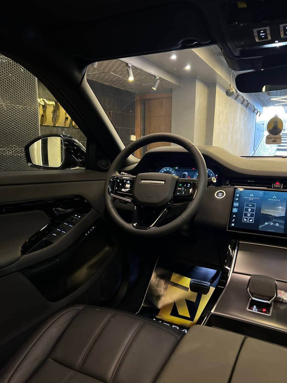 Range Rover Evoque
P160 R-Dynamic 
model 2026 
zeroo 
Keyless start 
LED & Auto Headlights
Adaptive Cruise Control
Apple CarPlay & Android Auto

سقف بانوراما 
جنوط 19 انش 
كراسي كهرباء + ميموري 
كاميرات 360 
لون اسود فرش اسود 

السعر : 4,050,000


**إذا كنت صاحب هذا الإعلان وتريد حذفه لأي سبب، رجاءا أرسل رسالة إلى الدعم الفني**
