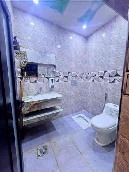 فيلا للبيع من طابقين بناء حديثZero مودرن مبنيه بأحدث المواصفات الهندسية  البناء فول موردن بطراز عالمي وبأشراف كادر هندسي مميز فول ديكورات مغربية 

(طابو ملك صرف بأسم شخص واحد شرط التحويل )

المساحة :- 300متر واجهة 12,5في موقع مميز جدا اتجاه شروق شمس 

ملاحظة  الـدار يباع مع الاثاث بل كامل  يعني بس تجيب ملابسك الخاصة وتكعد 

#الموقع :- كركوك - حي الواسطي -  خـلف المعوقين 
يقع على شارع عريض اتجاه شروق شمس 

حيث تحتوي على استقبال كبير  

 ومطبخ حار بارد  وهول داخلي وغرفة نوم عدد2    وحديقة 

ط2 يتكون استقبال وهول داخلي وغرفة نوم عدد2 

داخلية مطله ع الهول 
إضافه إلى هول جلسة خاصه للعائلة 

وحديقة خارجي وكراج يحوي سيارتين ومغاسل خارجية خاصة بالضيوف 

بالإضافة إلى مخزن للمواد الغذائية وغرف ستور للملابس الشتوية والصيفية ومخزن للحقائب وغرف خاصة لغسيل الملابس 
علما ان الفلة مزودة بنظام كامريات المراقبة ومنظومة للطاقة الشمسية ونظام التبريد المركزي منفصل كل طابق عن الاخر 

(تسليم المفتاح مباشر للمشتري 

السعـــر. 310 مليون مع المجال

—————————————————————              

العقار #حصرًا لدى مكتبنابأمكانكم عرض عقارتكم لدينا سواء كانت #بيــع أو #أستثـمار ‏‎زبائننا الكرام بِكُم نَرتقي ونَتشرف بزيارتِكم ونَفتخر بخِدمتِكم

* نستقبل جميع عروضاتكم السكنية 🏠 والتجارية 🏡 بكافة مناطق كركوك  
............................_.....

للمزيد من المعلومات مراجعة مكتب جنة العراق للعقار 

حي الــــــواسطـــي 

في السايدين اذعة الرشيد 
 
قرب مسجد نور الدين الزنكي 

او الاتصال على الرقم 

📞  ***********
