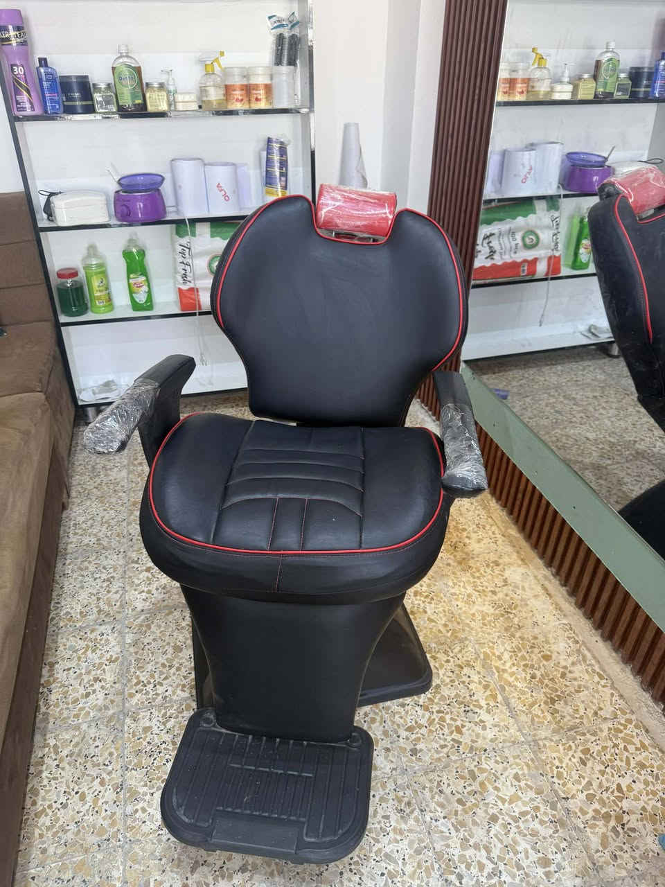 مثل ماموضح كرسي جك  بي خلل يرادله تصليح بسيط  ولحيم بضهر بس جك يشتغل ما ضهر ومال تصعيد وتنزيل  بس عيبه من يكعد علي زبون ينزل يعني يرادله تصليح جك او تجفيت *********** او خاص كوت خاجيه ثانيه
