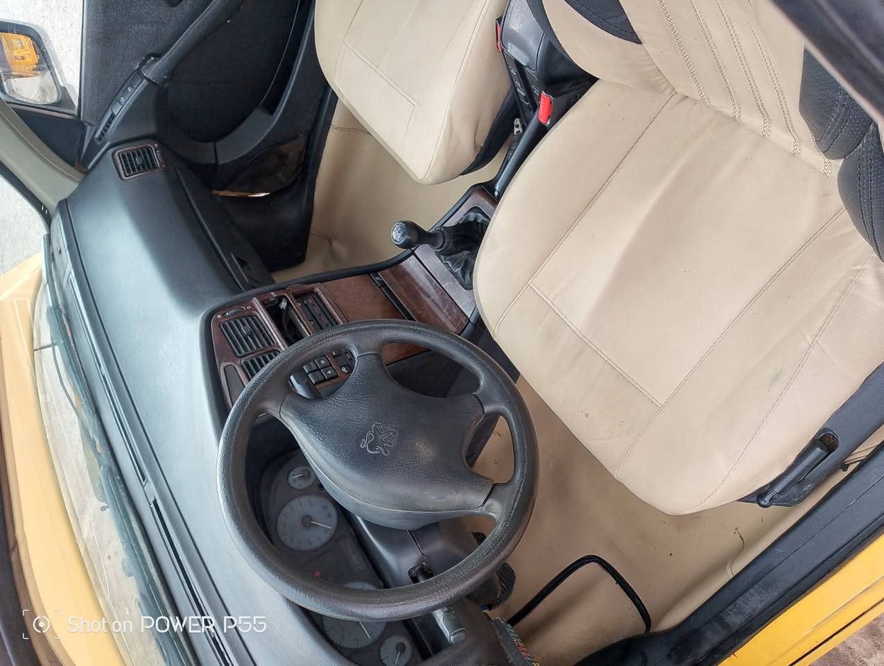 سلام عليكم بيجو بارص للبيع 2015 محرك كير كفاله حداده كفاله تخم تاير جديد مشط جديد سنويه 2027 رقم ميسان دوشمه ارضيه وكشنات جلد سنتر لوك تقفيل تفتيح ع ريمونت بيها ضربه جاملغ خلفي ومصلح حلوه السياره وبنيد مبدل جاهزه كهربائيات لايتات شغاله خلفي امامي 
مصفره هيئه وغرامات السعر 34وبيها مجال قليل 
مكاني ميسان العماره 
***********
***********
