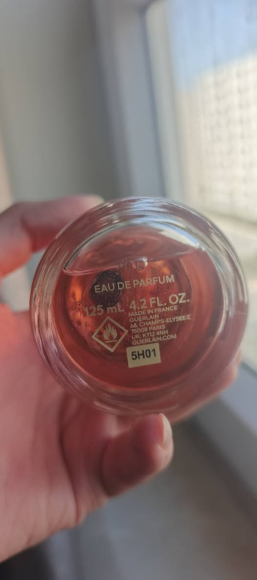 عرض بيع (Guerlain Rosa Rossa Forte) - بحالة الوكالة (125 مل)
"السلام عليكم..
أعرض لكم عطر Rosa Rossa Forte من مجموعة Aqua Allegoria الفاخرة لدار Guerlain.

​تفاصيل العطر:
​النوع: Eau de Parfum (نسخة الـ Forte القوية والمركزة).
​الحجم: 125 مل (الحجم الكبير).
​الحالة: شبه جديد تماماً، تم استخدامه لرشتين فقط للتجربة.
​المصدر: نيش كورنر - Nish Corner (العلبة الأصلية والـ Batch Code موضح بالصور).
​سبب البيع: العطر فخم وراقي جداً، لكنه ببساطة لم يتناسب مع ذوقي الشخصي.

​ملاحظة للمهتمين:
أعرف جيداً أن هذا العطر له جمهور كبير جداً وعشاق مخلصون لهذه النوتات، خاصة وأنه حالياً شبه مقطوع (باقي قطعتين فقط في الموقع الأصلي).

​💡 للمصداقية: الزجاجة حجم 125 مل تعطي أكثر من 1500 رشة، يعني الرشتين اللي استعملتهم للتجربة ما يطلعون حتى "نص ملي" من حجم العطر الكلي، العطر ممتلئ تماماً وبحالة الوكالة.

​السعر ومقارنة السوق:
​سعره الحالي في موقع نيش كورنر هو 99 دولار (أكثر من 156,000 دينار).
​سعري المطلوب: 145,000 دينار عراقي (سعر نهائي).
​المكان: [بغداد]
للتواصل والاستفسار، يرجى مراسلتي على الخاص."


**إذا كنت صاحب هذا الإعلان وتريد حذفه لأي سبب، رجاءا أرسل رسالة إلى الدعم الفني**