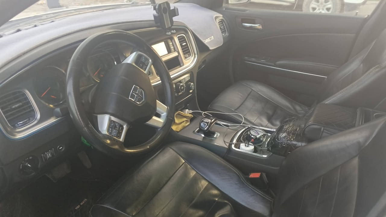 جارجر2012 داخل جلد اسود گير طياره 8نمر دخول ذكي وتشغيل عن بعد فول بلا فتحه السعر 150 وبي مجال للستفسار عل رقم ***********او***********
